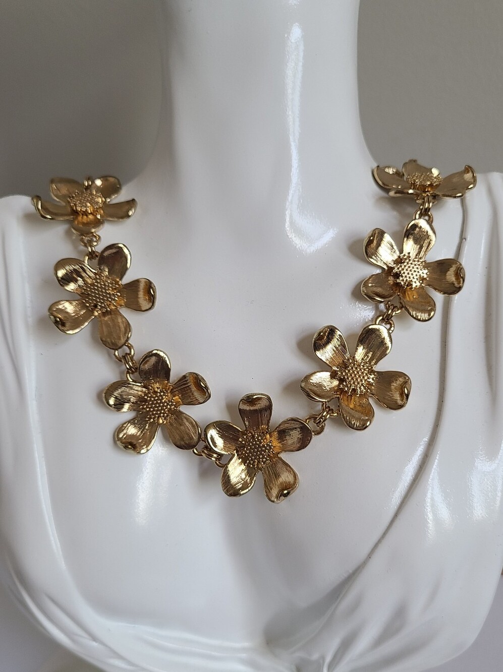 Saks Fifth Avenue Gilded Gold Tone Figural Flower Floral Chain Chunky Necklace